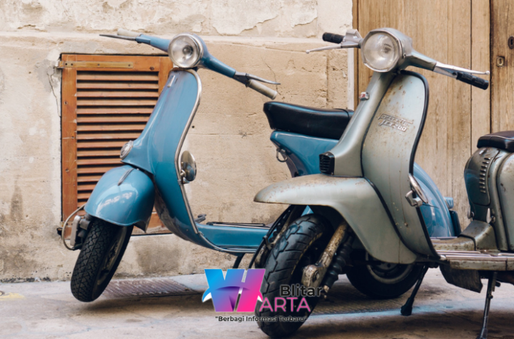 mengecek kondisi Vespa bekas