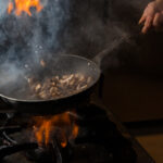 mengeluarkan aroma wok hei