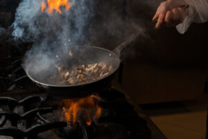 mengeluarkan aroma wok hei